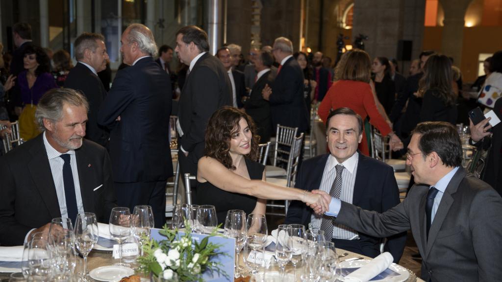 José Manuel Entrecanales, presidente y CEO de Acciona; Isabel Díaz Ayuso, presidenta de la Comunidad de Madrid; Pedro J. Ramírez, director y presidente ejecutivo de EL ESPAÑOL; y José Manuel Albares, ministro de Exteriores.