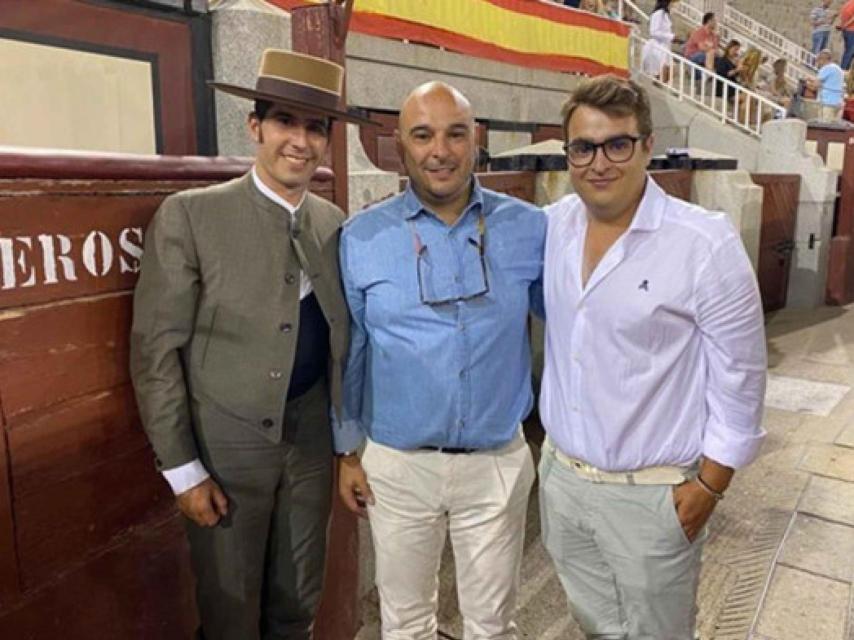 Jesús Pérez, padre e hijo junto al mayoral de la ganadería la noche del debut en Las Ventas