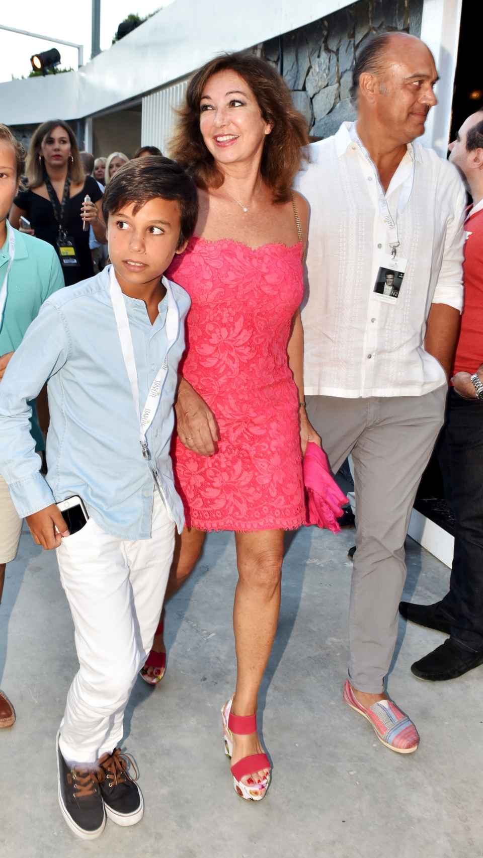 Ana Rosa Quintana y Juan Muñoz junto a su hijo en la gala Starlite de Marbella en el verano de 2016.