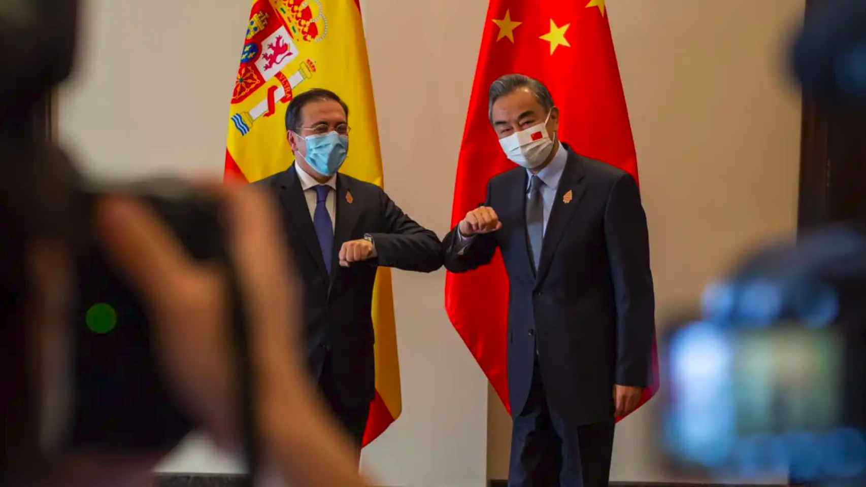 José Manuel Albares, junto al ministro de Exteriores chino, Wang Yi, durante la cumbre del G-20 en Bali