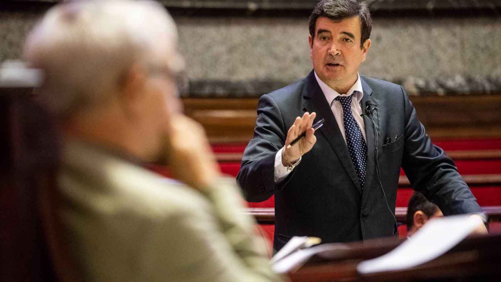 Fernando Giner interpela a Joan Ribó en un pleno del Ayuntamiento de Valencia. EE