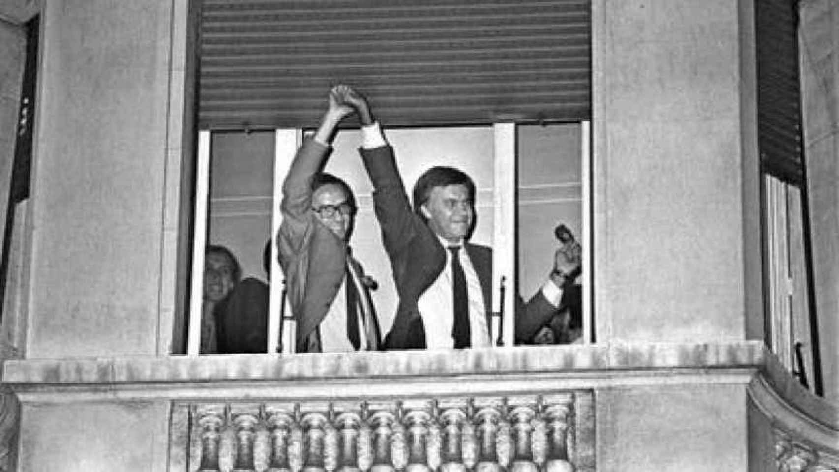 Felipe González y Alfonso Guerra celebran la victoria del 82 en una ventana del hotel Palace.