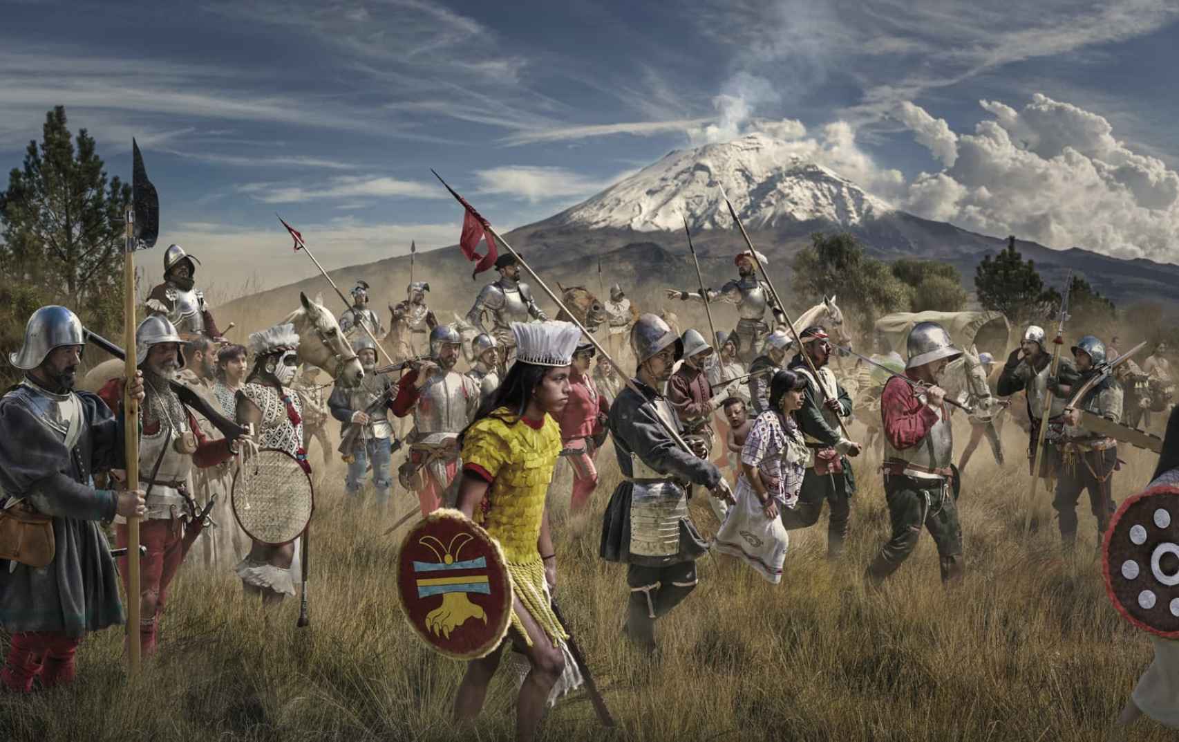Hernán Cortés y su contingente de españoles e indígenas, con el volcán Popocatépetl al fondo.