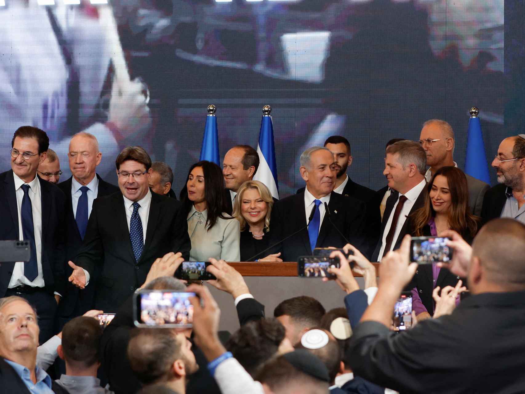 Benjamin Netanyahu , acompañado por su esposa Sara Netanyahu, en la sede de su partido.