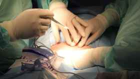 Una operación quirúrgica realizada en un hospital privado.