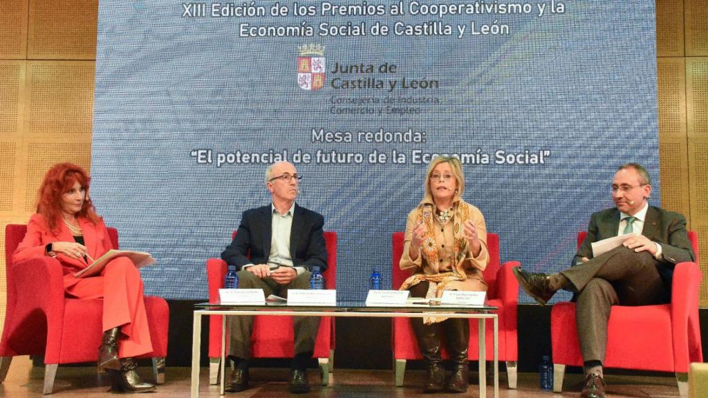 Imagen de la mesa redonda con Carmen Ruth Gerola Olivares, Antonio Martínez Bujanda, Carmen Comos Tovar y Juan Miguel del Real Sánchez Flor