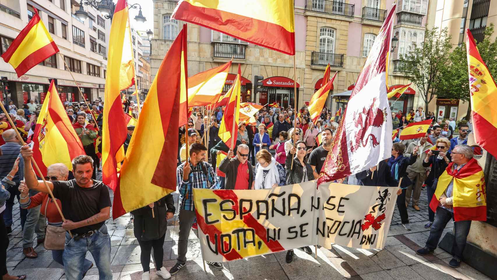 Concentración en contra del referéndum catalán frente al Ayuntamiento de León  celebrada en León en 2017