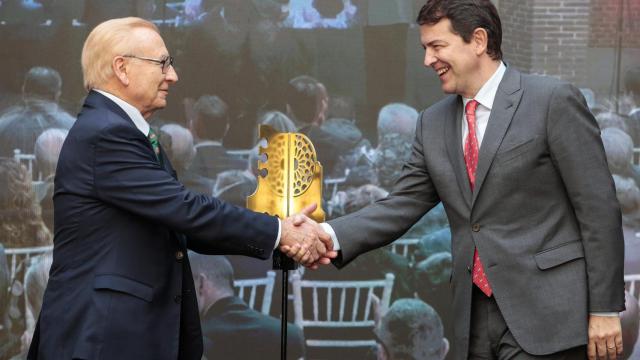 El presidente de la Junta de Castilla y León, Alfonso Fernández Mañueco, hace entrega de un premio al presidente de la Hermandad de Donantes de Sangre de León, Martín Manceñido