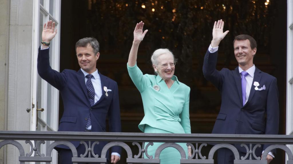 Margarita de Dinamarca junto a sus dos hijos, Federico y Joaquín.