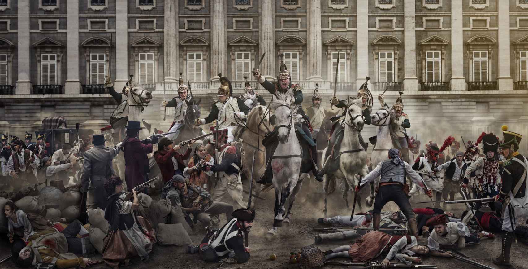 Dragones y granadores franceses cargando contra el pueblo de Madrid.