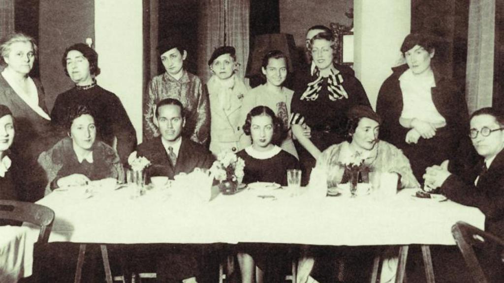 Homenaje a Luis Cernuda en el Lyceum Club, entre ellas Rosa Chacel, Ernestina de Champourcin y Concha Albornoz. Foto: Residencia de Estudiantes