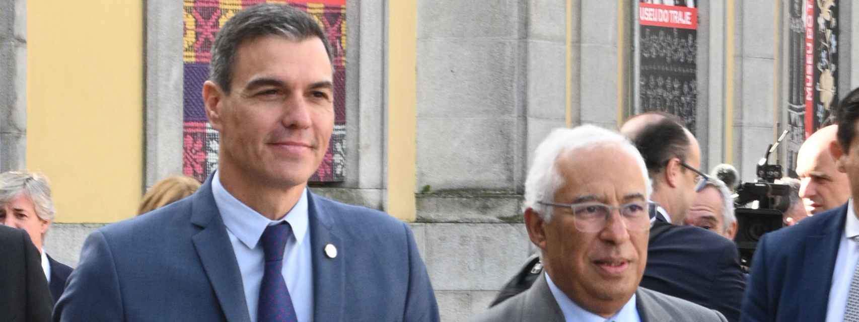 Pedro Sánchez, presidente del Gobierno, junto al primer ministro luso, António Costa, en Viana do Castelo (Portugal).