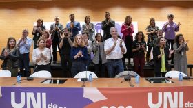 Miembros de Podemos aplauden en la inauguración de la Universidad de Otoño, este viernes en la Facultad de Ciencias Políticas de la UCM.