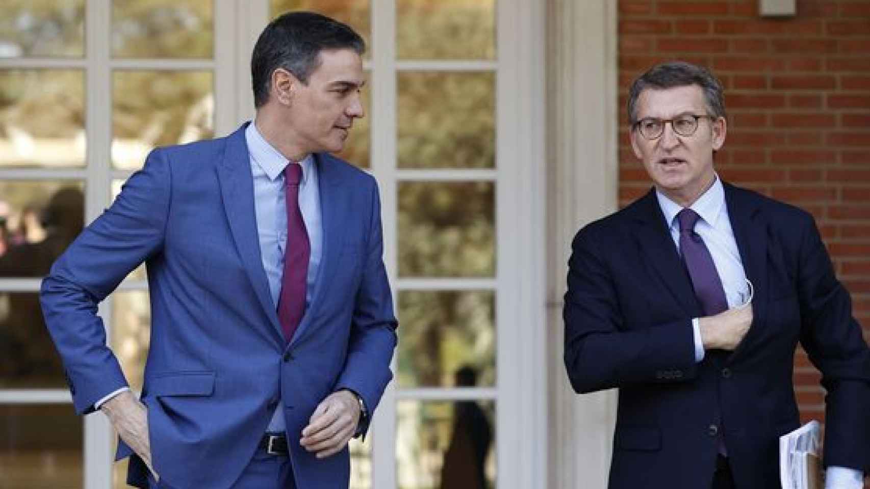 Pedro Sánchez y Alberto Núñez Feijóo, en las puertas de la Moncloa.