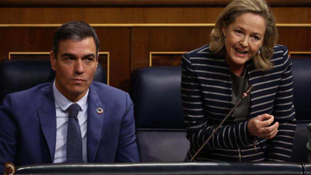 El presidente del Gobierno, Pedro Sánchez y la vicepresidenta primera y ministra de Asuntos Económicos y Transformación Digital, Nadia Calviño, en el Congreso.