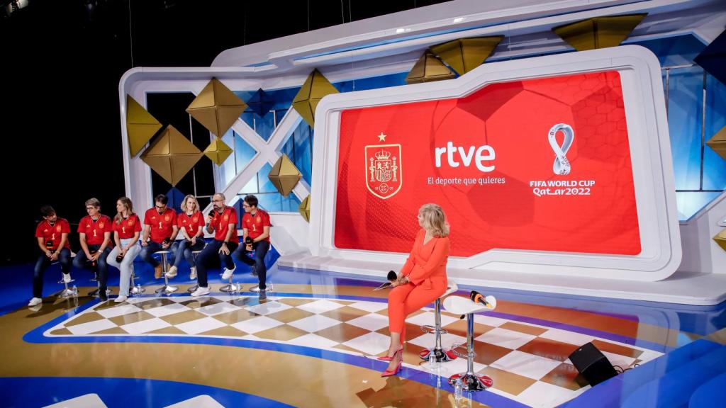 La directora de comunicación de TVE, María Eizaguirre y el equipo que trabajará en el Mundial de Qatar 2022 durante la presentación de RTVE de la cobertura, a 25 de octubre de 2022, en Madrid (España).