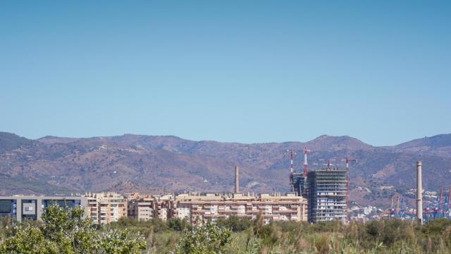 Vista de Málaga con una de las torres del litoral oeste como protagonista.