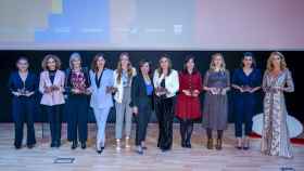 Ganadoras de la IX edición de los premios de 'Mujeres a Seguir' junto a Esther Valdivia, editora de la revista y presidenta de Publicaciones Profesionales.
