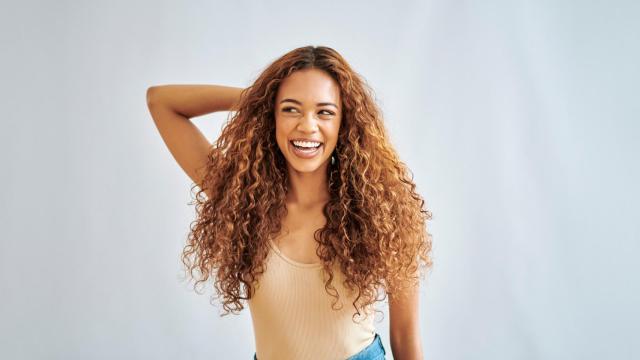 Una chica con pelo rizado.