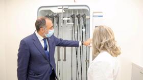 El conselleiro de Sanidade, Julio García Comesaña, visita el hospital comarcal de Barbanza.El conselleiro de Sanidade, Julio García Comesaña, ha anunciado la puesta en servicio del nuevo área de endoscopias del Hospital comarcal de Barbanza antes de acabar 2022.