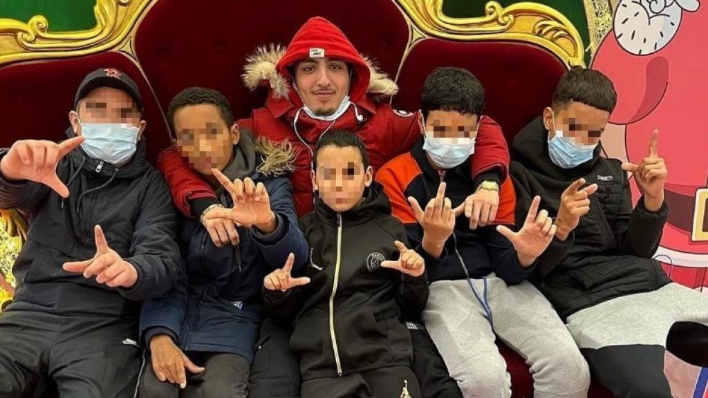 El cantante de trap Morad junto a niños de su barrio.