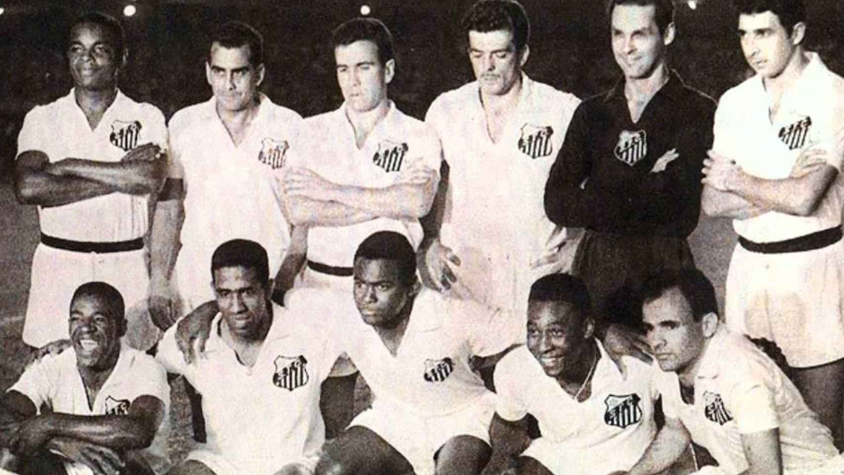 Pepe y Pelé, los dos agachados a la derecha de la imagen, formando parte de una alineación del Santos.