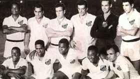 Pepe y Pelé, los dos agachados a la derecha de la imagen, formando parte de una alineación del Santos.
