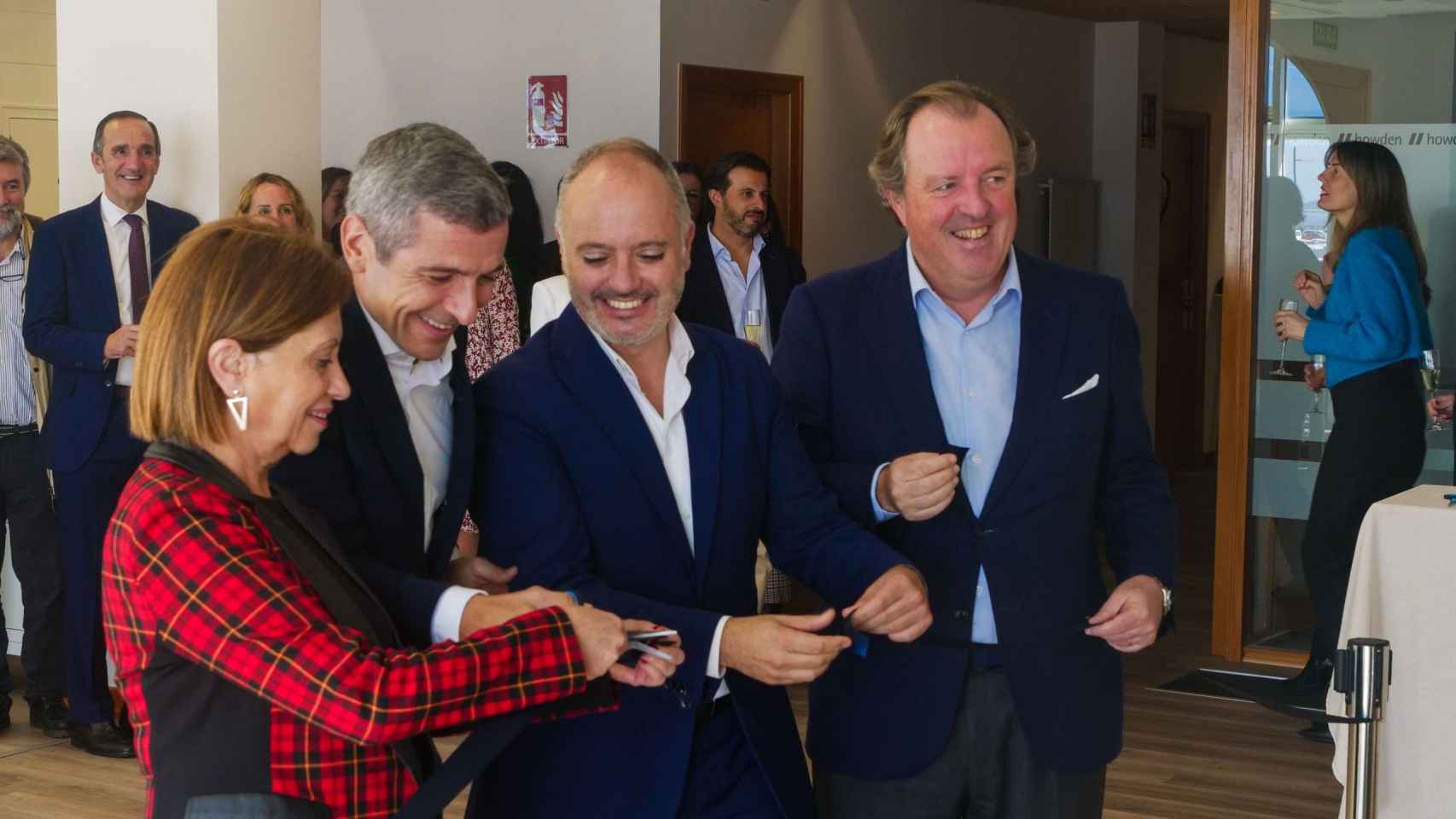 David Regades y Elena Espinosa acompañaron al director general de Howden, Rubén Martínez, en la inauguración.