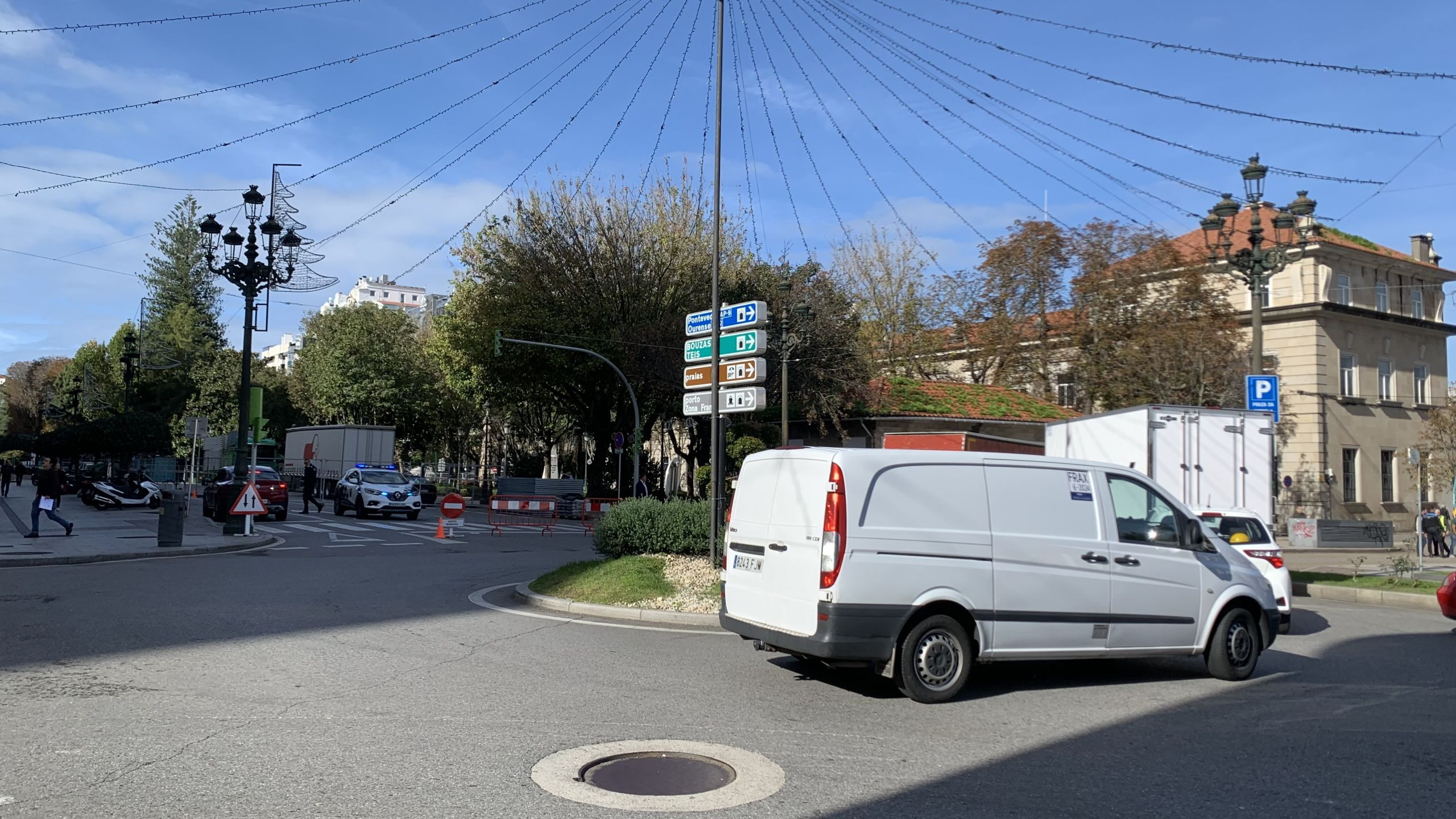 Imágenes del montaje esta mañana en el centro de Vigo. Fotos: Uxía Miranda