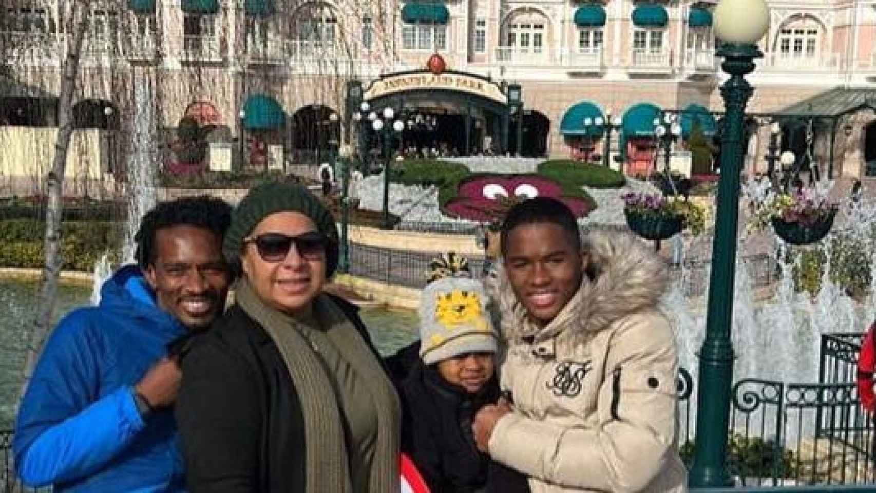 Endrick y su familia en Disneyland París