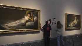 Los activistas de Futuro Vegetal durante su ataque a las majas de Goya en el Museo del Prado. Foto: EFE