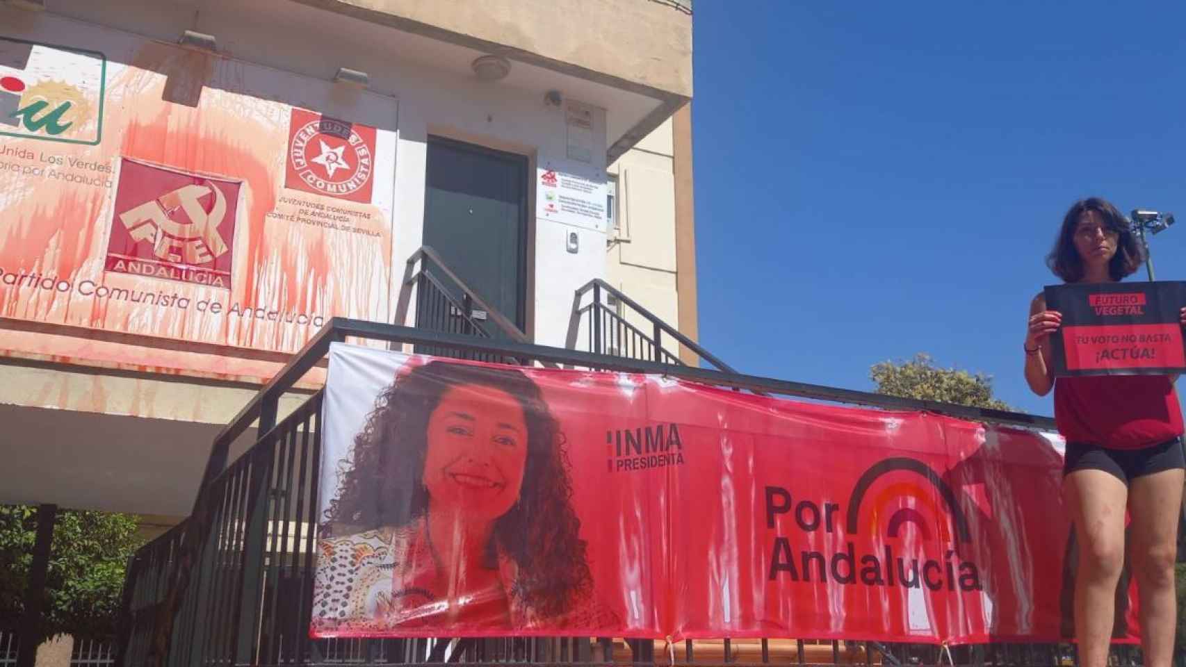 Una activista de Futuro Vegetal, frente a la sede de IU Andalucía el pasado junio.