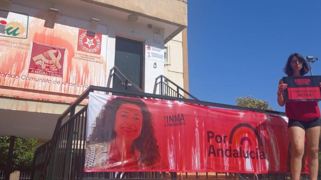Una activista de Futuro Vegetal, frente a la sede de IU Andalucía el pasado junio.