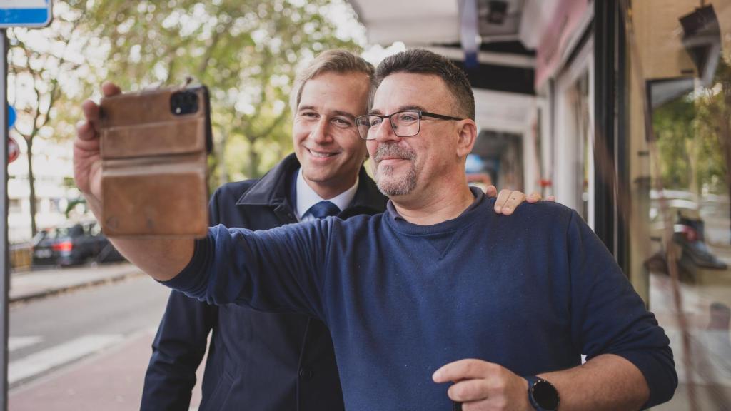 Un vecino de Alcorcón se fotografía junto a un vecino de Alcorcón.