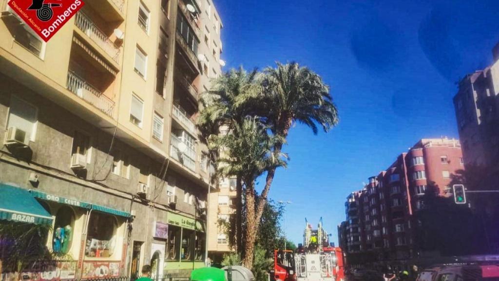 La vivienda de la avenida Sant Vicent Ferrer ha quedado totalmente calcinada.