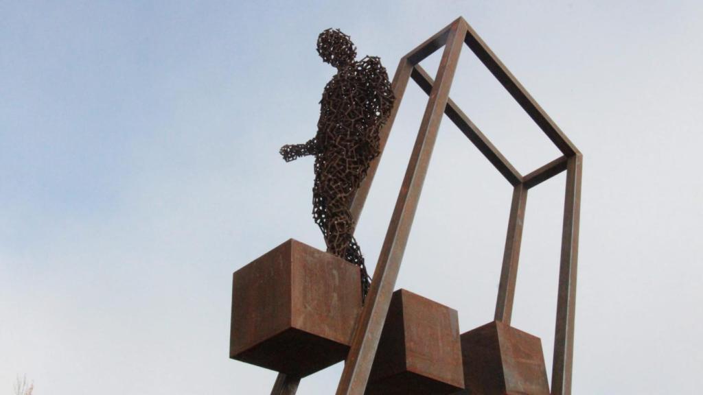 Escultura de homenaje a las víctimas del régimen franquista en Montearenas