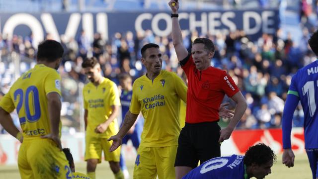 Hernández Hernández saca roja a Luis Hernández, del Cádiz