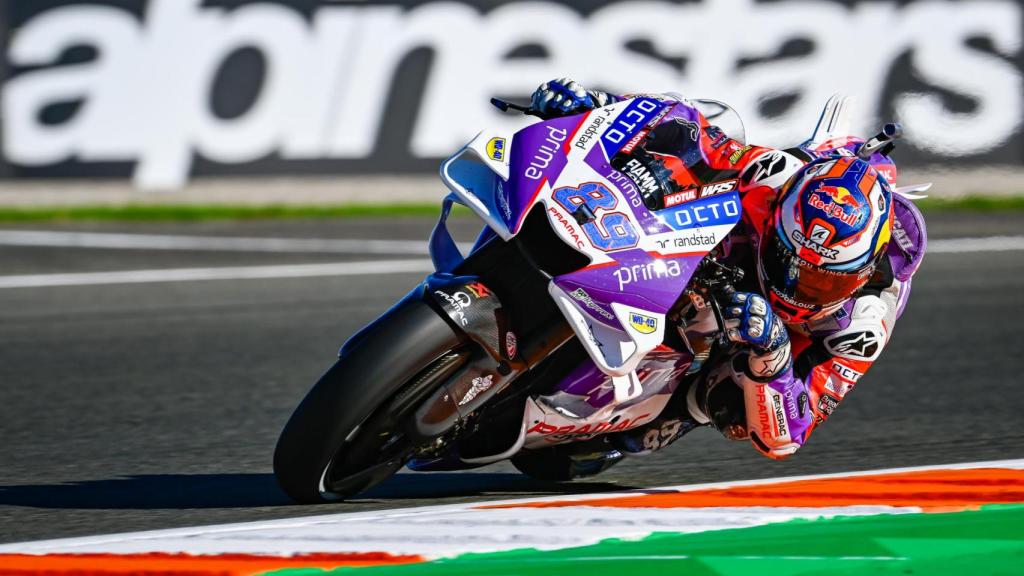 Jorge Martín traza un viraje con su Ducati GP22, en el circuito Ricardo Tormo de Cheste.