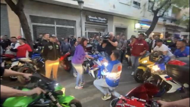 Pedida de mano de un castellano-manchego entre el rugir de las motos en Valencia.