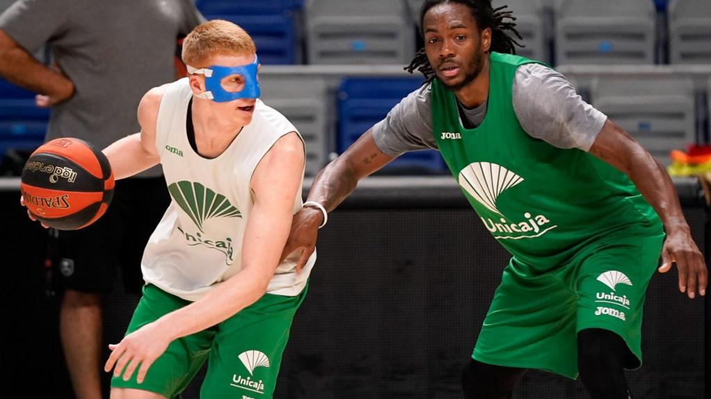 Alberto Díaz y Kendrick Perry durante un entrenamiento de Unicaja de Málaga.