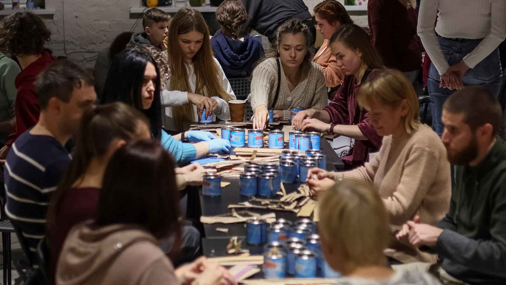 La población civil fabrica velas para los militares ucranianos en Kiev.
