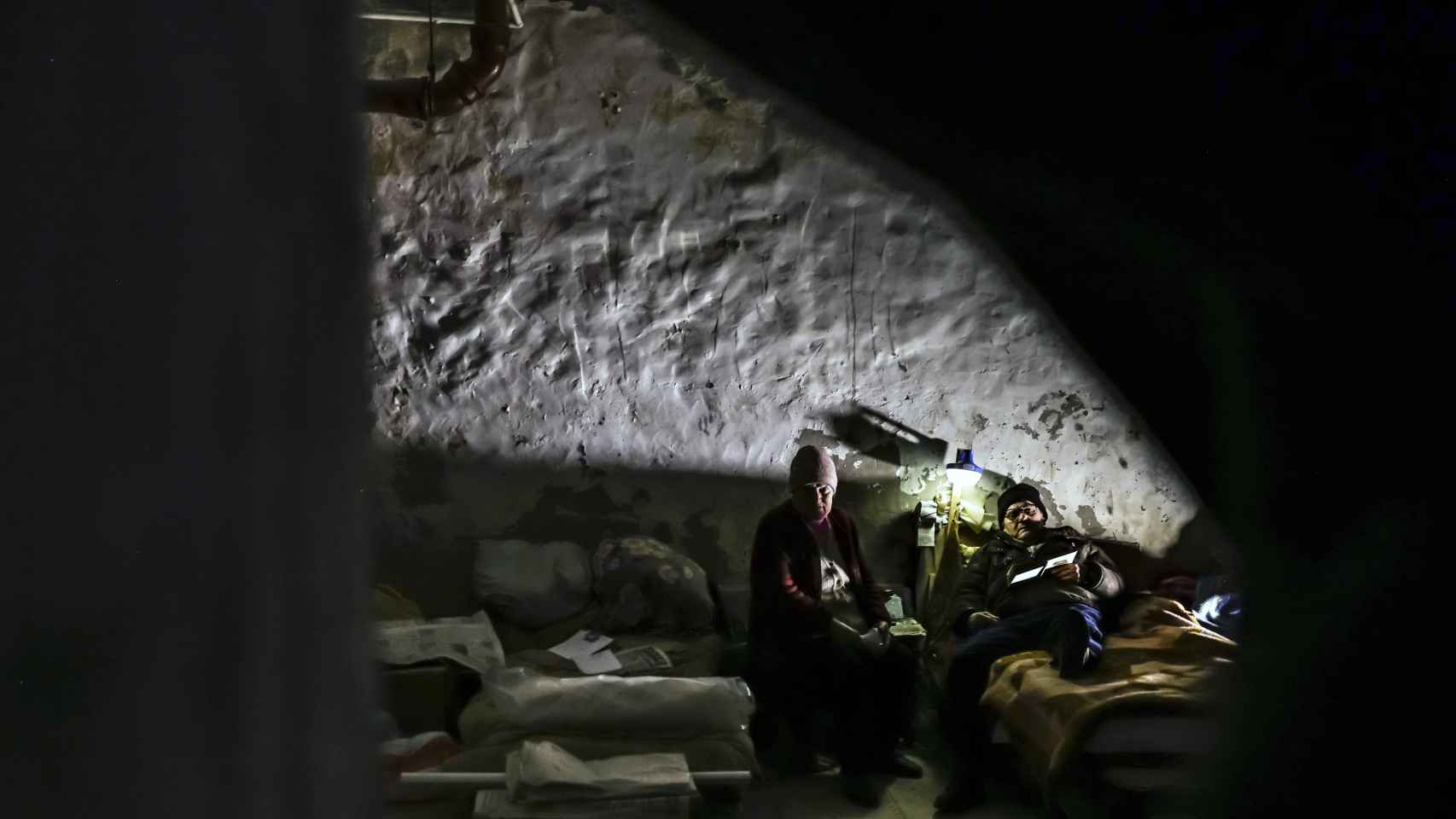 Olga, de 72 años, y su marido, Victor, acampan en el sótano de su casa en un pueblo cercano a la línea del frente, en la región norteña de Jersón