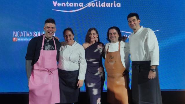 Juana Abellaneda, directora de Palexco, posa con varios de los chefs participantes