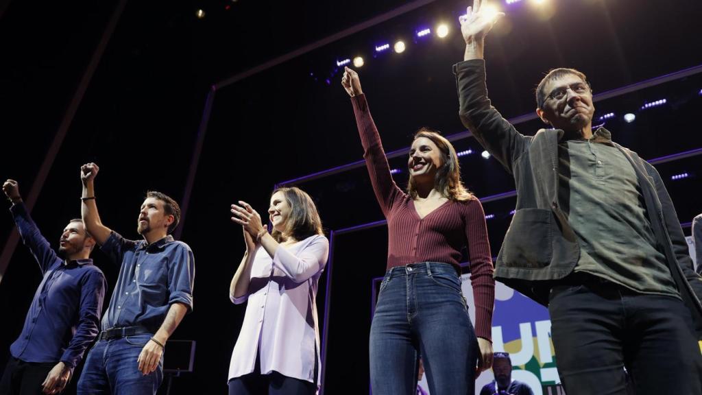 Pablo Iglesias (2i), Ione Belarra (c), Irene Montero (2d) y Juan Carlos Monedero (d), este domingo al cierre de la Universidad de Otoño de Podemos.