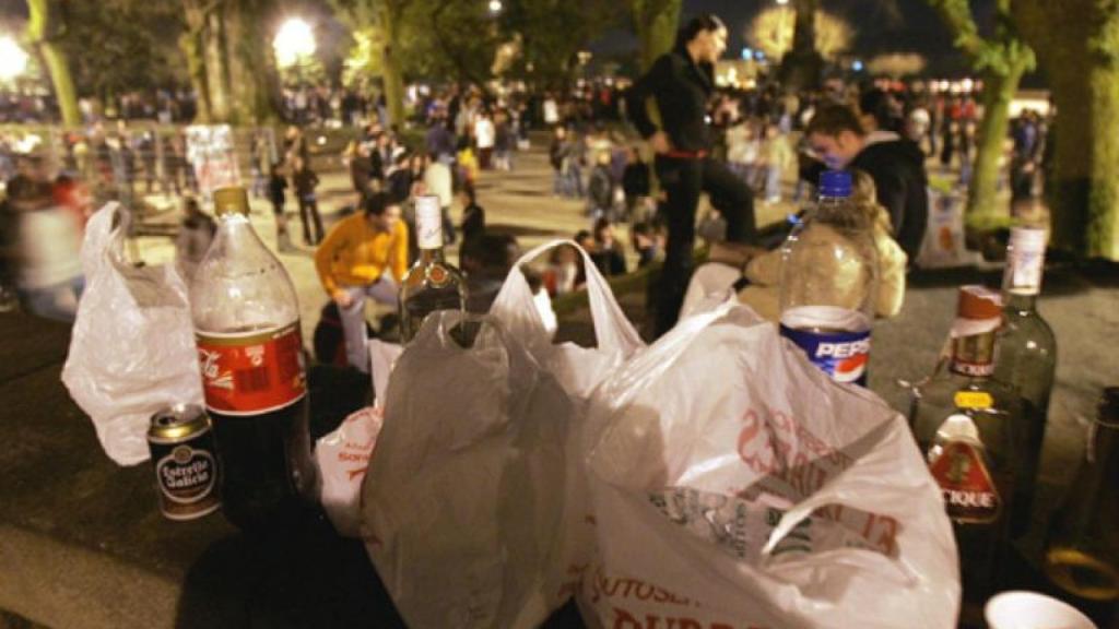 Un macrobotellón en una plaza del centro de Madrid. (Archivo)