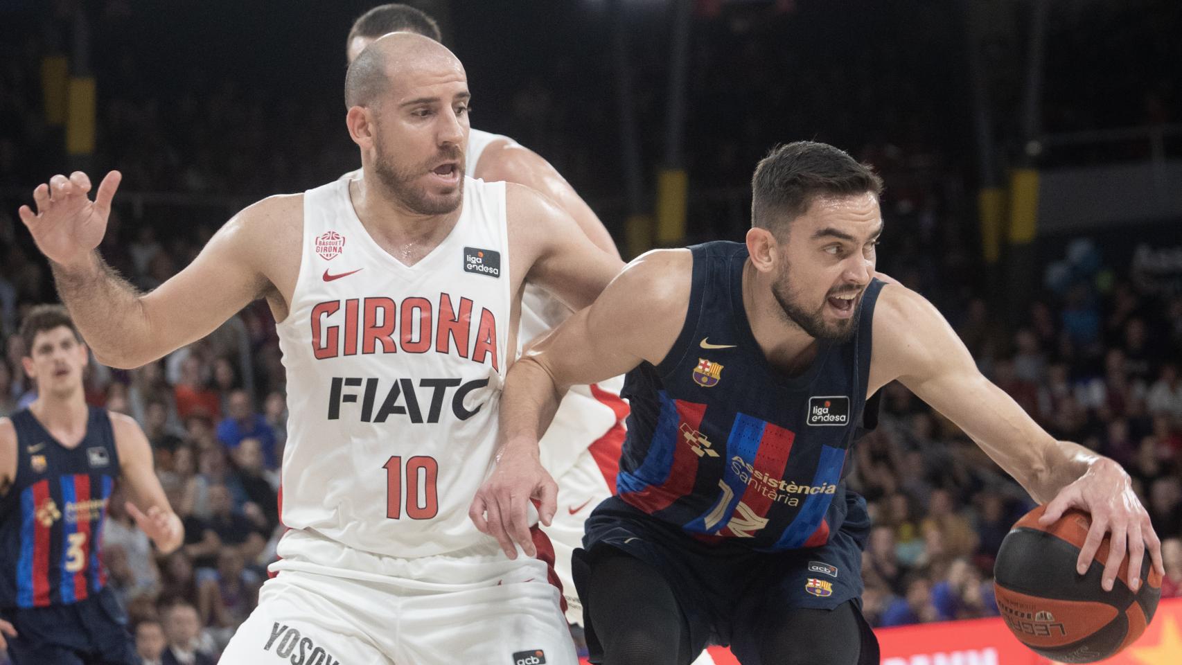 Satoransky pelea  un balón.