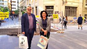 Vicente Armengol y Asun Córcoles, ante las obras de peatonalización del centro de Alicante.