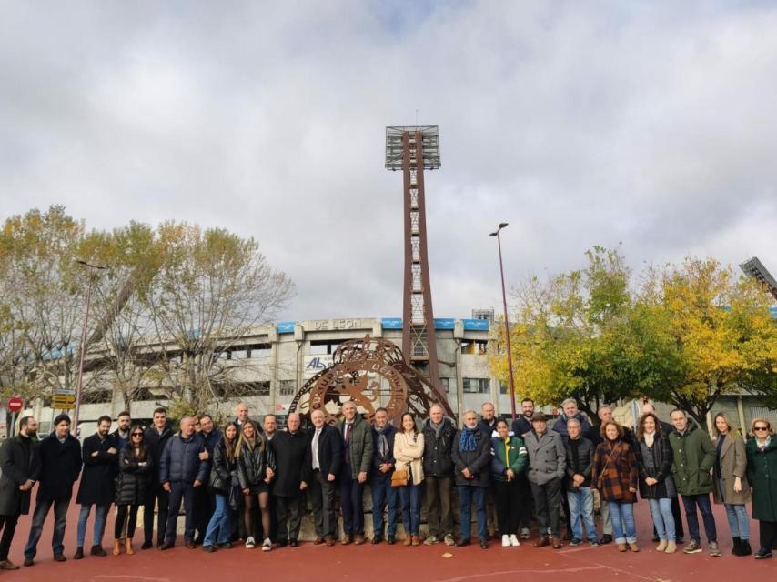 Imagen del acto de inauguración de la rotonda dedicada a la Cultural y Deportiva Leonesa.