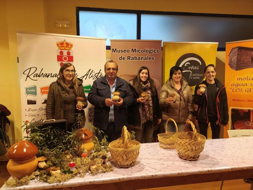 Imagen de la entrega del premio de la IV edición del Zamoranito de Oro a su ganador, Manuel Faúndez, este domingo.