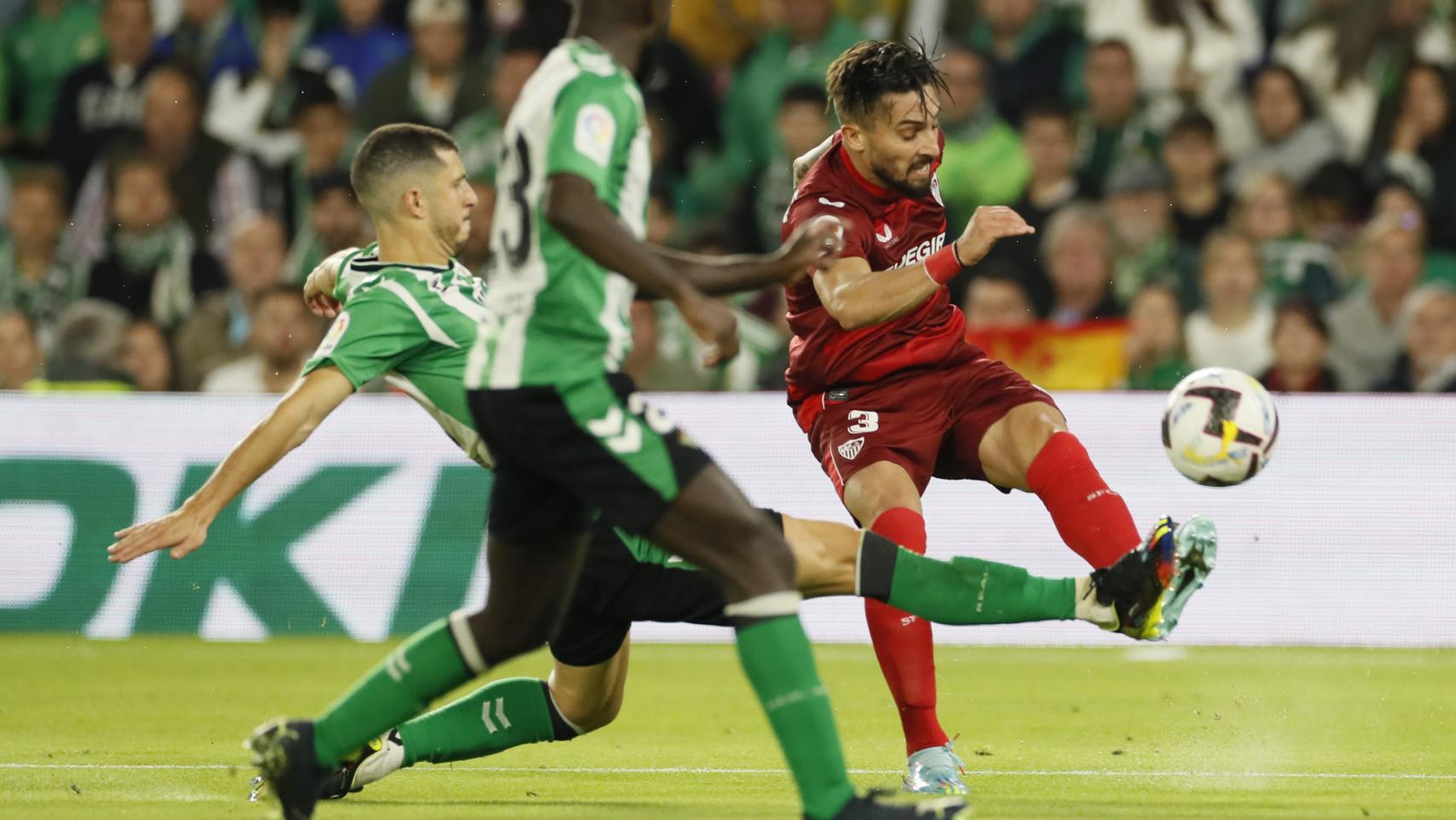 Telles dispara para el Sevilla.